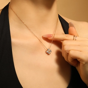 Elegante collana a quadrifoglio in titanio placcato oro con zirconi a cuore da donna