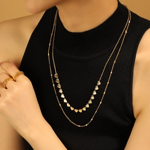 Collier double rang doré avec pendentifs cœurs laser et bagues texturées assorties