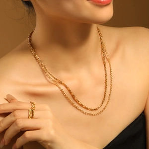Zweilagige goldene PVD Titanstahl Kette mit passendem Sternring an einem Model getragen