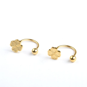 Goldene Kleeblatt-Ohrstecker aus Titanstahl mit U-förmigem Design und glatten Herzblättern