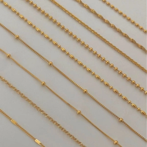 Vue détaillée de différents styles de chaînes en acier titane plaqué or 24 carats