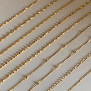 Vue détaillée de divers modèles et textures de chaînes à maillons en acier titane doré 24 carats
