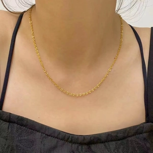 Élégant collier chaîne tournesol en acier plaqué or 24K porté par un mannequin féminin
