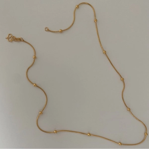 Collier chaîne serpent en acier titane plaqué or 24K avec perles et fermoir en S