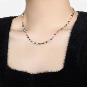 Bunte Boho-Naturstein-Halskette mit goldenen Trennperlen, am Modelhals präsentiert