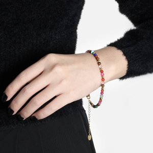 Böhmisches Armband aus bunten Natursteinen und Titanstahl am Handgelenk eines Models