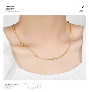 Detail van 24K vergulde titanium stalen kralenketting gedragen om de nek