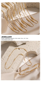 Macro-detail van vergulde boxketting met kralen en klassieke S-haak sluiting voor dames