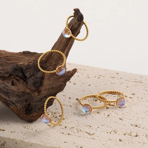 Set de 5 anillos dorados trenzados con piedra de luna para mujer estilo chic