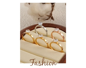 Detalle de cinco anillos de titanio con circonitas engastadas en un joyero elegante