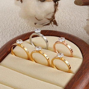 Anillos solitarios clásicos de acero inoxidable en oro y plata en caja de terciopelo