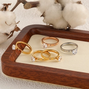 Elegante conjunto de cinco anillos de acero de titanio con circonitas de seis puntas
