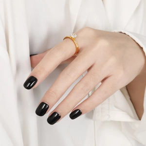 Anillo elegante de acero de titanio dorado con circonita redonda y detalles de diamante