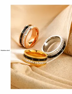 Vista detallada de anillos de acero inoxidable con números romanos y cristales cuadrados