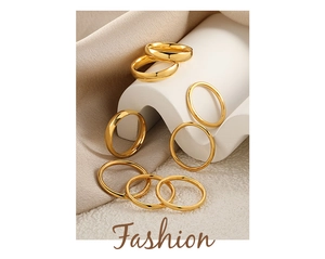 Conjunto artístico de siete anillos de oro minimalistas sobre soportes geométricos