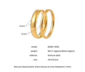 Vista de detalle de los anillos minimalistas de acero titanio dorado de 0,2 cm y 0,4 cm