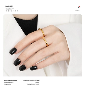 Anillos de oro en acero quirúrgico pulido en mano de mujer con esmalte negro