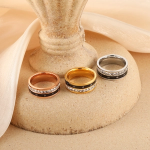Anillos con números romanos y cristales en acabados oro rosa, oro y plata pulida