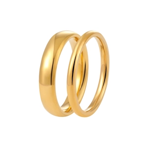 Anillos de pareja minimalistas de acero de titanio dorado con acabado pulido en blanco