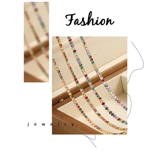 Primo piano della collana con zirconi colorati e base dorata su una scatola per gioielli
