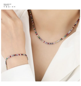 Primo piano di un set collana e bracciale con pietre colorate taglio marquise su una modella