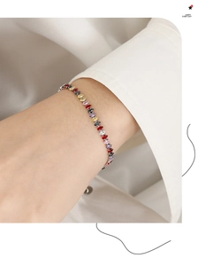 Dettaglio del bracciale in titanio argentato con zirconi colorati taglio marquise incastonati