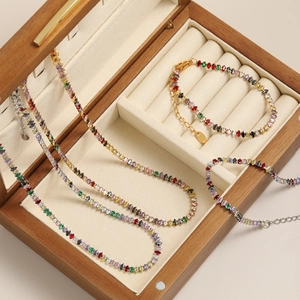 Set gioielli con zirconi colorati e pietre taglio marquise su catene oro e argento