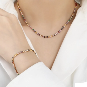 Set collana e bracciale con zirconi marquise arcobaleno indossati da una modella