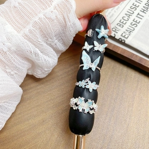 Bagues papillon argentées élégantes avec émail bleu et zircon sur support bijoux