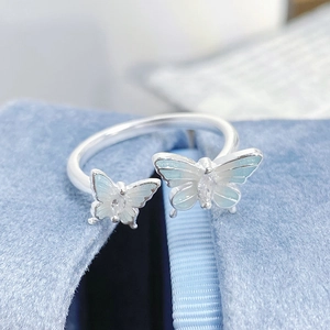 Détail macro de la bague papillon en argent avec émail bleu clair et cristaux