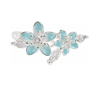 Bague ouverte argentée élégante avec fleurs en émail bleu clair et cristaux marquise