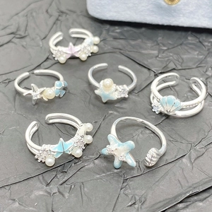 Détails de six bagues émaillées étoile de mer avec perles et zircons bleus