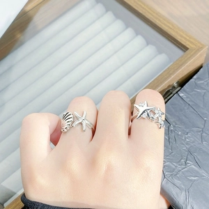 Vue détaillée de la bague étoile de mer émaillée et de la bague étoile en zircon