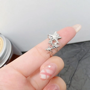 Détail de la bague étoile de mer en argent avec zircons portés sur le doigt