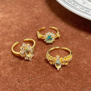 Détail de bagues ajustables vintage avec pierres dégradées et micro-pavage en zircon blanc