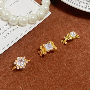 Vue macro détaillée de bagues dorées vintage serties de zircon sur fond de feutre brun