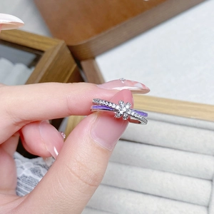 Nahaufnahme von Silberring mit lila Emaille und Pavé-Zirkonia im Criss-Cross-Stil