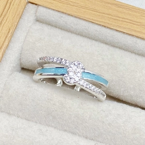 Details des s925 Silberrings mit blauer Emaille und Blumencluster in einer Box