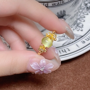 Détail de la bague vintage avec pierre œil de chat verte et nœuds pavés de zircons