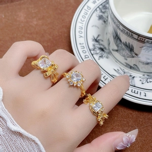 Détail de bagues vintage plaquées or avec micro-pavage de zircons en style empilable