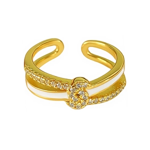 Goldener offener Ring mit weißem Emaille-Knoten und funkelnden Zirkonia-Akzenten