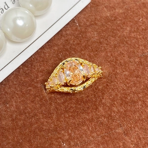 Vue détaillée d'une bague vintage en forme d'œil avec pierre champagne et filigrane