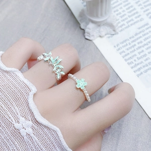 Bagues fleurs émail vert menthe avec perles et motif de feuilles pour femme