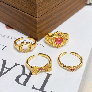 Set aus vier goldenen Vintage-Ringen mit Herz, Schleife und Zirkonia, verstellbar