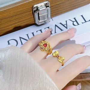 Detail von Vintage-Goldringen mit rotem Herz-Edelstein und Zirkonia-Schleifen-Design