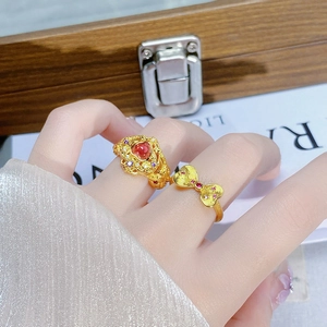 Klassische goldene verstellbare Ringe mit Herz-Rubin und Schleife in einer Holzbox