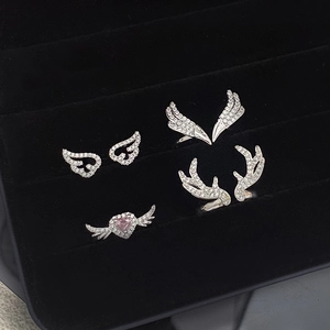 Exquisites Engelsflügel und Hirschgeweih Ring-Set mit Zirkonia in einer schwarzen Geschenkbox