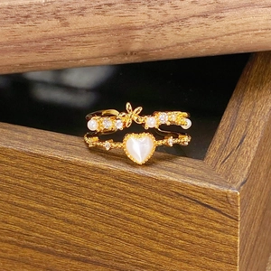 Detail eines Vintage Gold-Doppelrings mit Herz-Opal, Perlen und Blumenakzenten