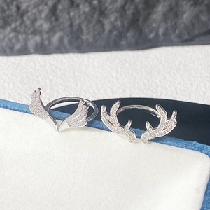 Detailansicht der Ringe mit Flügel- und Hirschgeweih-Motiv und Mikro-Zirkonia-Besatz