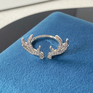 Nahaufnahme des silbernen Hirschgeweih Rings mit Zirkonia auf blauem Samtetui